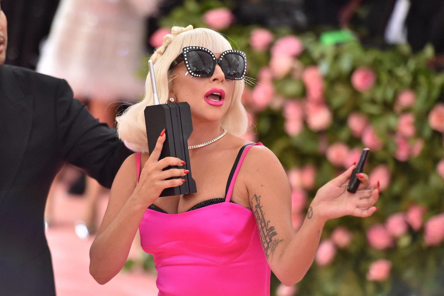 Sängerin Lady Gaga in einer pinken Robe