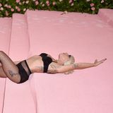 Lady Gaga räkelt sich im schwarzen Lingerielook auf dem rosafarbenen Teppich der Met Gala 2019