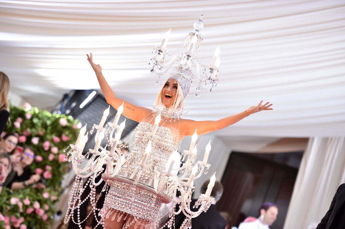 Katy Perry im Kronleuchter-Kleid bei der Met-Gala