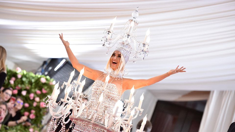 Katy Perry im Kronleuchter-Kleid bei der Met Gala