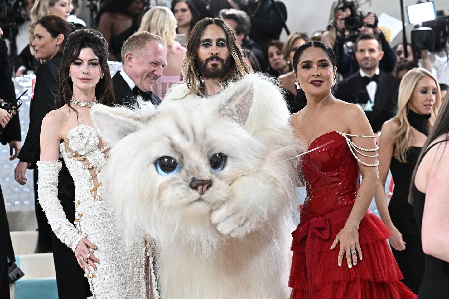 Jared Leto im Katzenkostüm, neben ihm stehen Anne Hathway und Salma Hayek Jared Leto im Katzenkostüm, neben ihm stehen Anne Hathway und Salma Hayek