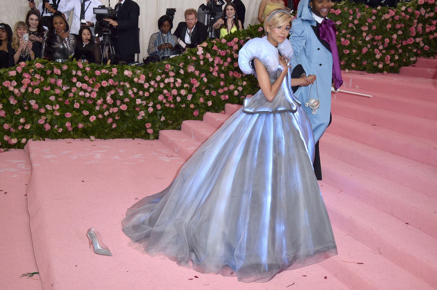 Zendaya in einem hellblauen Cinderella-Kleid