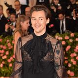 Styles hat Stil: 2019 erschien der britische Sänger mit Perlenohrring und einer schwarzen Spitzenbluse, die Alessandro Michele für ihn entworfen hatte. Der damalige Gucci-Designer sah in Harry Styles seine Muse. Er unterstützte ihn dabei, genderfluide Mode zu entwerfen und Geschlechtergrenzen zu überwinden. Nur ein Jahr später erschien der Sänger auf dem Cover der US-„Vogue“ – als erster Mann überhaupt.