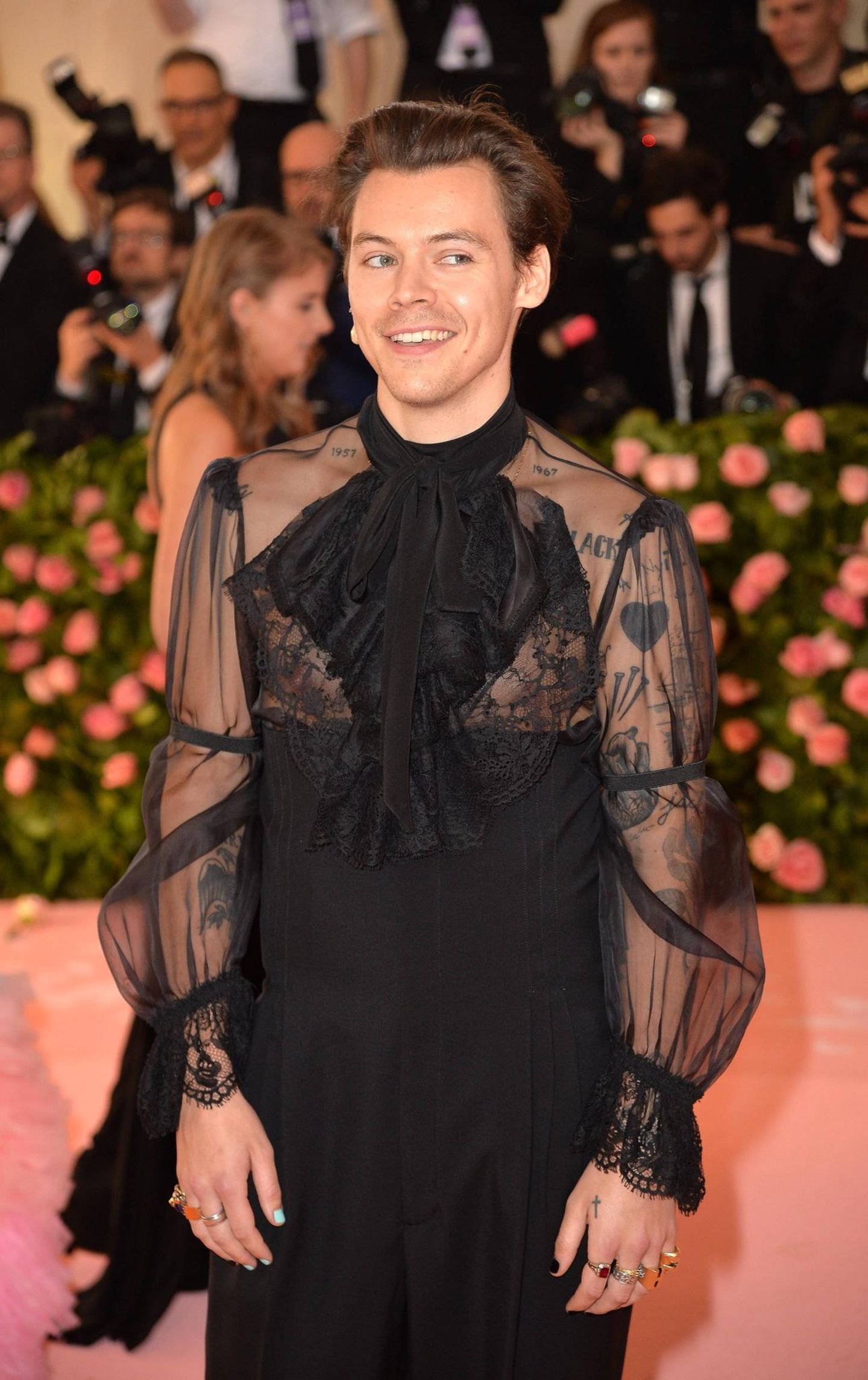 Mode-Event: Styles hat Stil: 2019 erschien der britische Sänger mit Perlenohrring und einer schwarzen Spitzenbluse, die Alessandro Michele für ihn entworfen hatte. Der damalige Gucci-Designer sah in Harry Styles seine Muse. Er unterstützte ihn dabei, genderfluide Mode zu entwerfen und Geschlechtergrenzen zu überwinden. Nur ein Jahr später erschien der Sänger auf dem Cover der US-"Vogue" – als erster Mann überhaupt. Styles hat Stil: 2019 erschien der britische Sänger mit Perlenohrring und einer schwarzen Spitzenbluse, die Alessandro Michele für ihn entworfen hatte. Der damalige Gucci-Designer sah in Harry Styles seine Muse. Er unterstützte ihn dabei, genderfluide Mode zu entwerfen und Geschlechtergrenzen zu überwinden. Nur ein Jahr später erschien der Sänger auf dem Cover der US-"Vogue" – als erster Mann überhaupt.