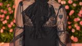 Styles hat Stil: 2019 erschien der britische Sänger mit Perlenohrring und einer schwarzen Spitzenbluse, die Alessandro Michele für ihn entworfen hatte. Der damalige Gucci-Designer sah in Harry Styles seine Muse. Er unterstützte ihn dabei, genderfluide Mode zu entwerfen und Geschlechtergrenzen zu überwinden. Nur ein Jahr später erschien der Sänger auf dem Cover der US-"Vogue" – als erster Mann überhaupt.