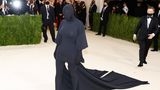 Kim Kardashian komplett in Schwarz verhüllt