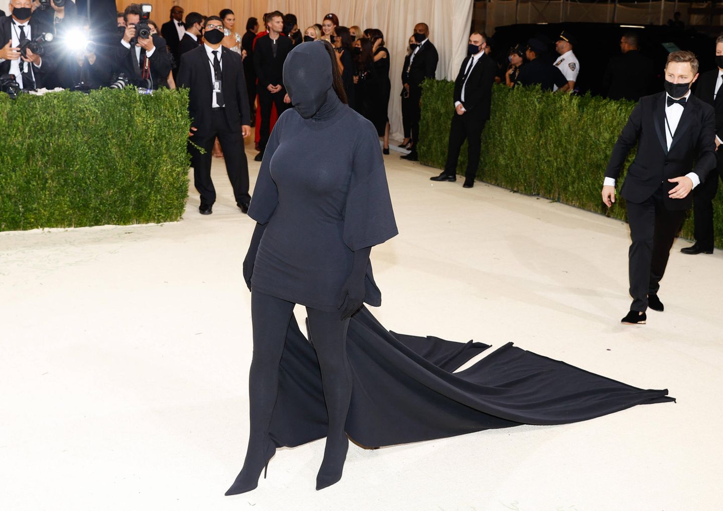 Kim Kardashian komplett in Schwarz verhüllt Kim Kardashian komplett in Schwarz verhüllt