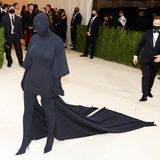 Kim Kardashian komplett in Schwarz verhüllt