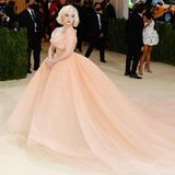 Sängerin Billie Eilish in einer pfirsichfarbenen Robe