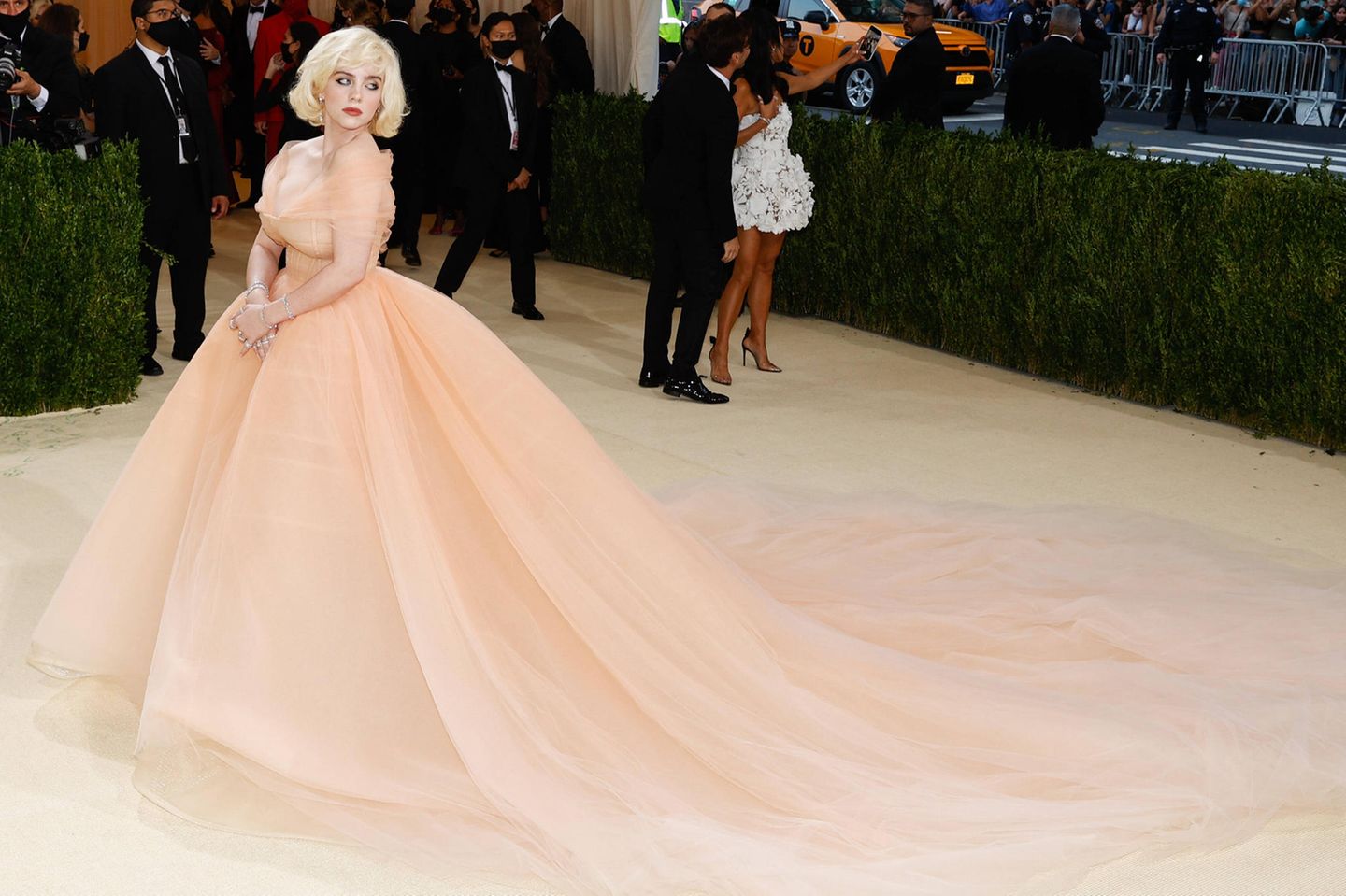 Sängerin Billie Eilish in einer pfirsichfarbenen Robe