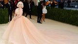 Sängerin Billie Eilish in einer pfirsichfarbenen Robe