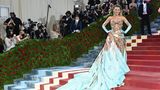 Blake Lively in einer Robe mit Schleppe auf dem roten Teppich