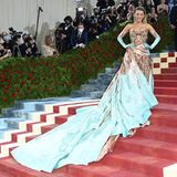 Blake Lively in einer Robe mit Schleppe auf dem roten Teppich