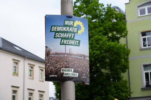 In Dresden hängt ein Wahlplakat der Grünen an einem Laternenpfahl