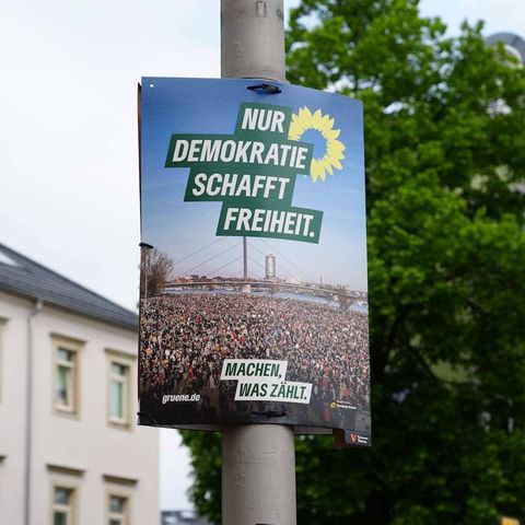 In Dresden hängt ein Wahlplakat der Grünen an einem Laternenpfahl