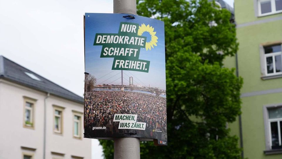 An einem Laternenpfahl in Dresden hängt ein Wahlplakat der Grünen