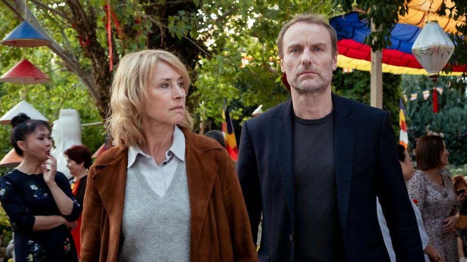 Susanne Bonard (Corinna Harfouch) und Robert Karow (Mark Waschke) ermitteln im "Tatort" in einer vietnamesischen Pagode