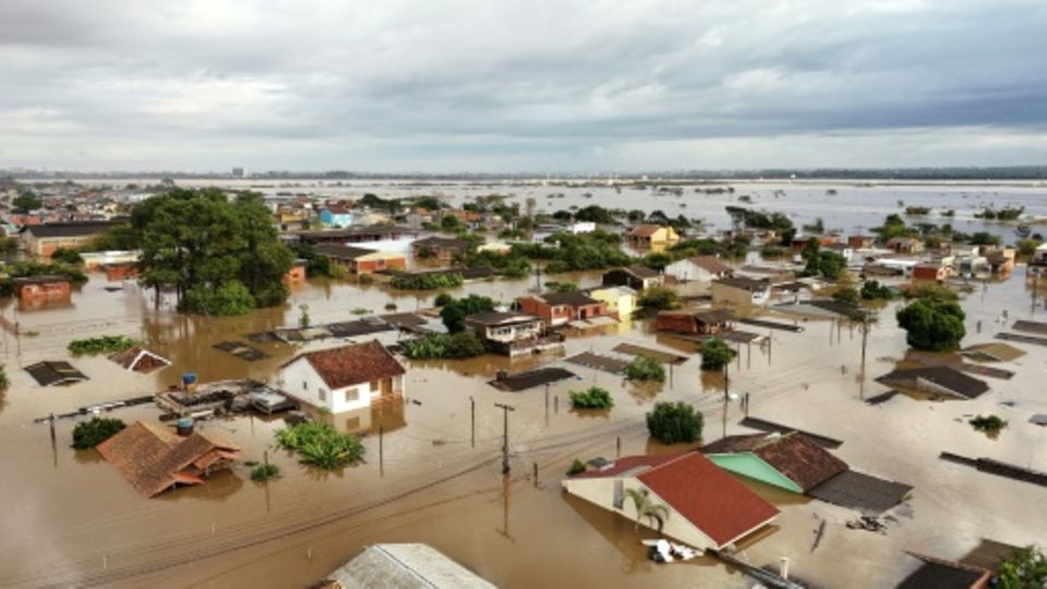 Luftaufnahme von überflutetem Viertel in Porto Alegre
