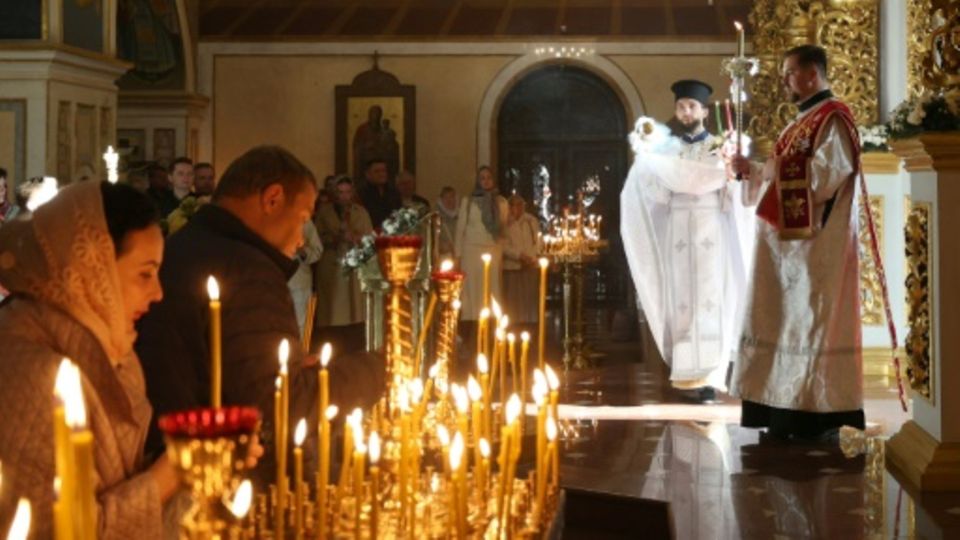 Messe zum orthodoxen Osterfest in einer Kathedrale in Kiew