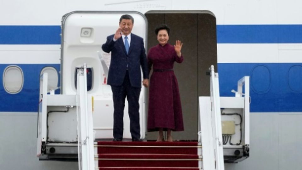 Xi und seine Frau Peng Liyuan bei der Ankunft in Paris