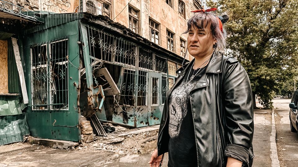 Olga Tschernyschewa vor dem zerstörten Anbau ihres Hauses