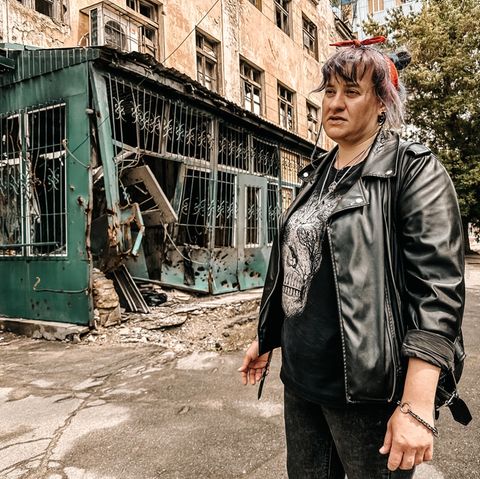 Olga Chernyschewa vor ihrem Laden in Cherson