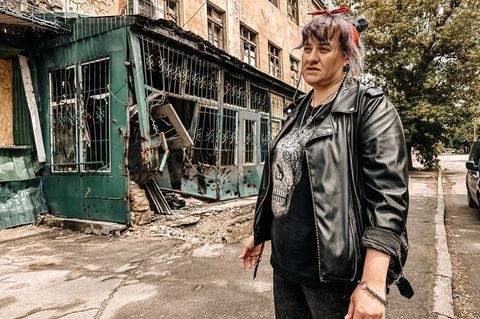 Olga Chernyschewa vor ihrem Laden in Cherson