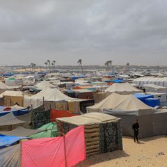 In der Stadt Rafah im südlichen Gazastreifen ist ein provisorisches Lager zu sehen