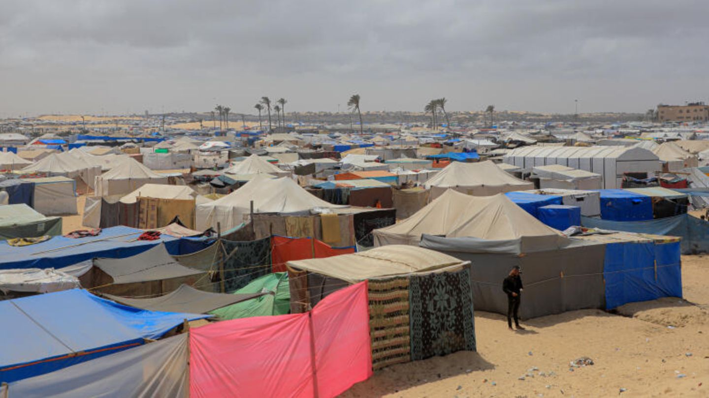 In der Stadt Rafah im südlichen Gazastreifen ist ein provisorisches Lager zu sehen