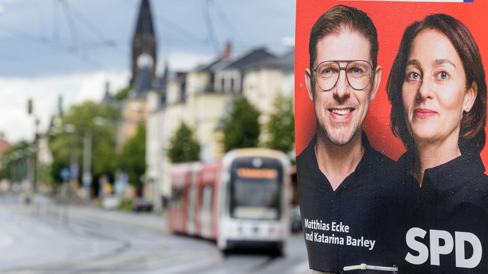 Ein Wahlplakat zeigt die EU-Spitzenkandidaten der SPD: Matthias Ecke und Katarina Barley