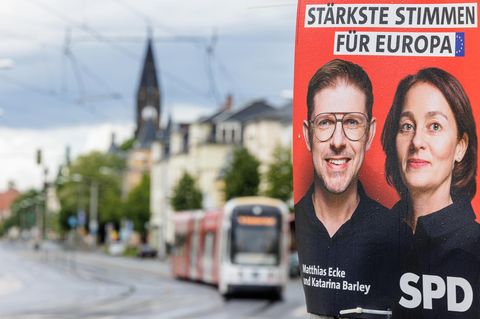 Ein Wahlplakat zeigt die EU-Spitzenkandidaten der SPD: Matthias Ecke und Katarina Barley