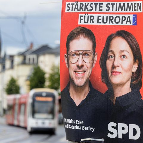 Ein Wahlplakat zeigt die EU-Spitzenkandidaten der SPD: Matthias Ecke und Katarina Barley