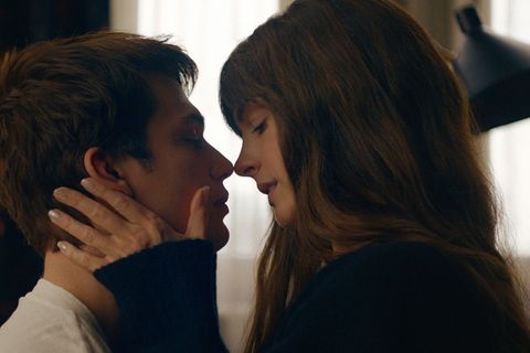 Popstar Hayes (Nicholas Galitzine) und Single-Mutter Solène (Anne Hathaway) in "Als du mich sahst"