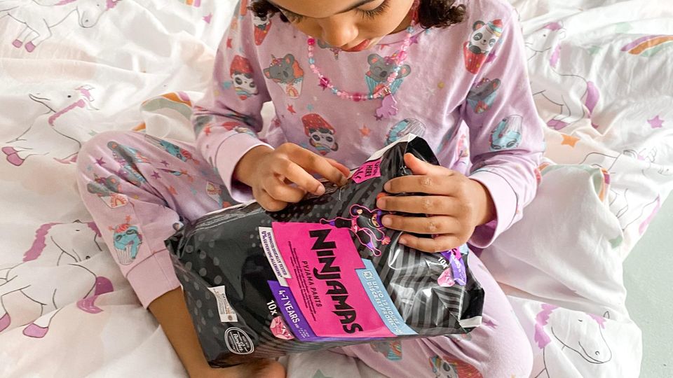 Bettnässen: Die richtigen Hilfsmittel – wie zum Beispiel Windeln für die Nacht auch für größere Kinder – können den Druck beim Trockenwerden mindern. Die richtigen Hilfsmittel – wie zum Beispiel Windeln für die Nacht auch für größere Kinder – können den Druck beim Trockenwerden mindern.