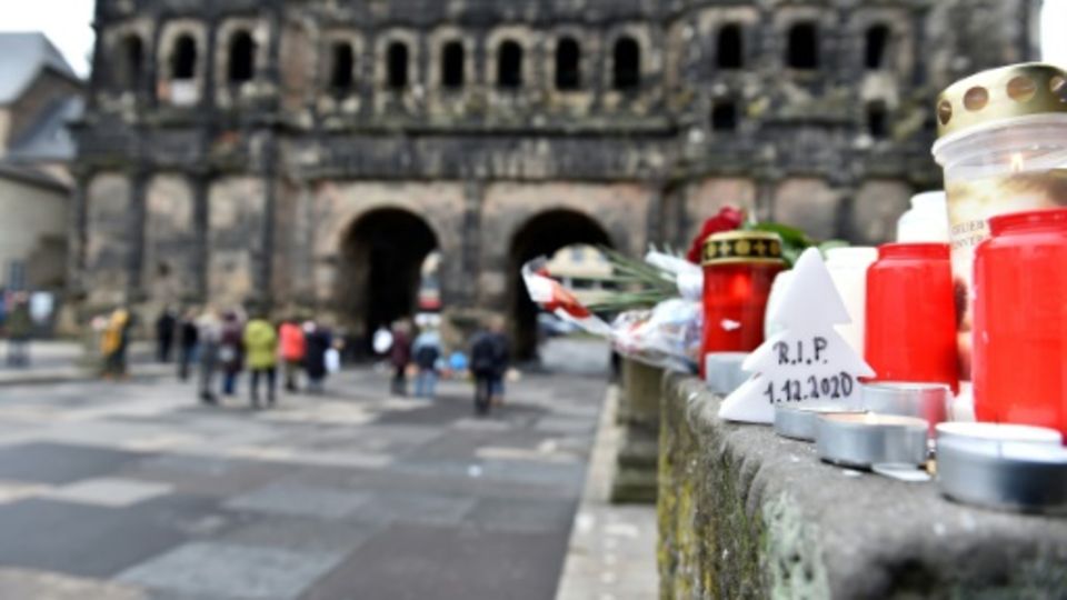 Trauernde vor Porta Nigra in Trier im Dezember 2020