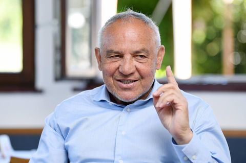 Felix Magath zeigt dem FC Bayern warnend den Zeigefinger