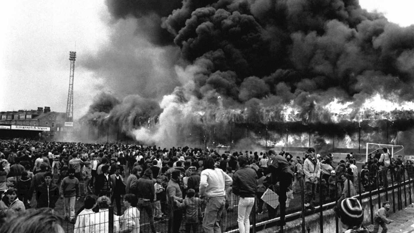 Bradford City: Das Dach der Tribüne vom Valley-Pallade-Stadion steht in Vollbrand