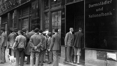 Kunden stehen am 13. Juli 1931 bei der Danat-Bank vor verriegelter Tür