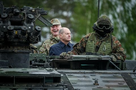 Bundeskanzler Olaf Scholz steht in einem Radpanzer vom Typ "Boxer" der Bundeswehr