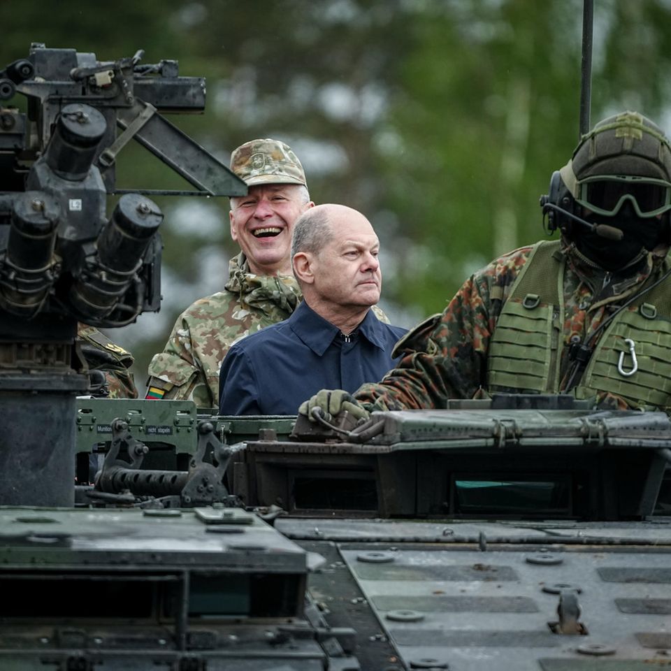 Bundeskanzler Olaf Scholz steht in einem Radpanzer vom Typ "Boxer" der Bundeswehr