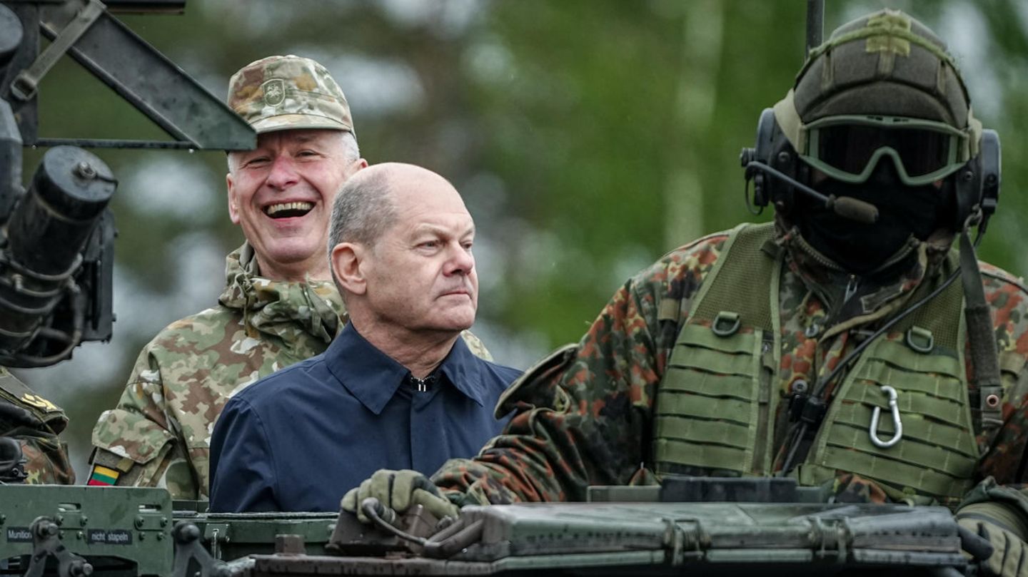 Bundeskanzler Olaf Scholz steht in einem Radpanzer vom Typ "Boxer" der Bundeswehr