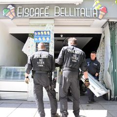Polizisten 2023 bei einer Razzia vor einem Eis-Café in Saarlouis