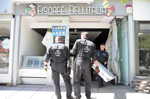 Polizisten 2023 bei einer Razzia vor einem Eis-Café in Saarlouis
