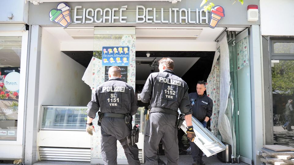 Polizisten 2023 bei einer Razzia vor einem Eis-Café in Saarlouis