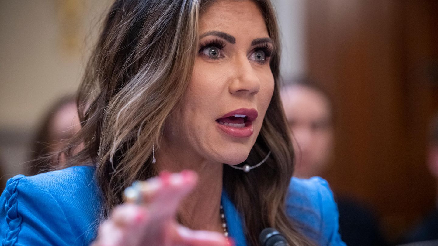 Kristi Noem in einer Diskussion