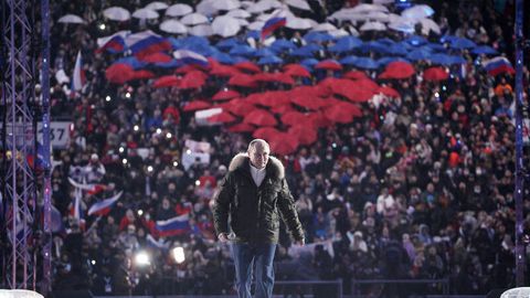 Putin in Partylaune: Der Kremlchef im März 2021 bei einem Konzert anlässlich des siebten Jahrestages der "Wiedervereinigung" der Krim und der Stadt Sewastopol mit Russland im Luschniki-Stadion
