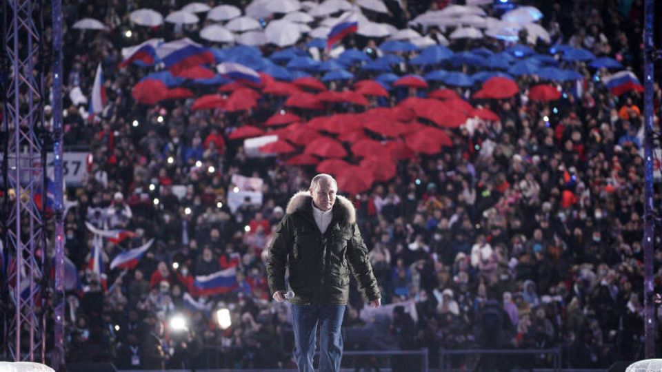 Putin in Partylaune: Der Kremlchef im März 2021 bei einem Konzert anlässlich des siebten Jahrestages der "Wiedervereinigung" der Krim und der Stadt Sewastopol mit Russland im Luschniki-Stadion