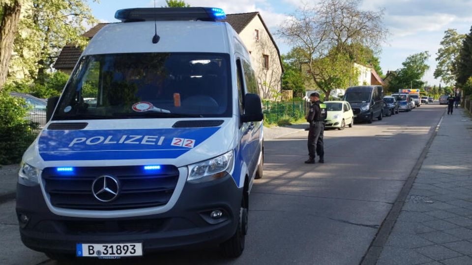 Polizisten sperren eine Straße im Berliner Bezirk Spandau für die Ermittlungsarbeiten