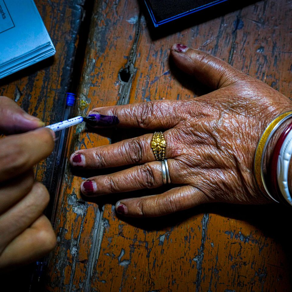 Der Finger einer Frau wird mit Tinte markiert