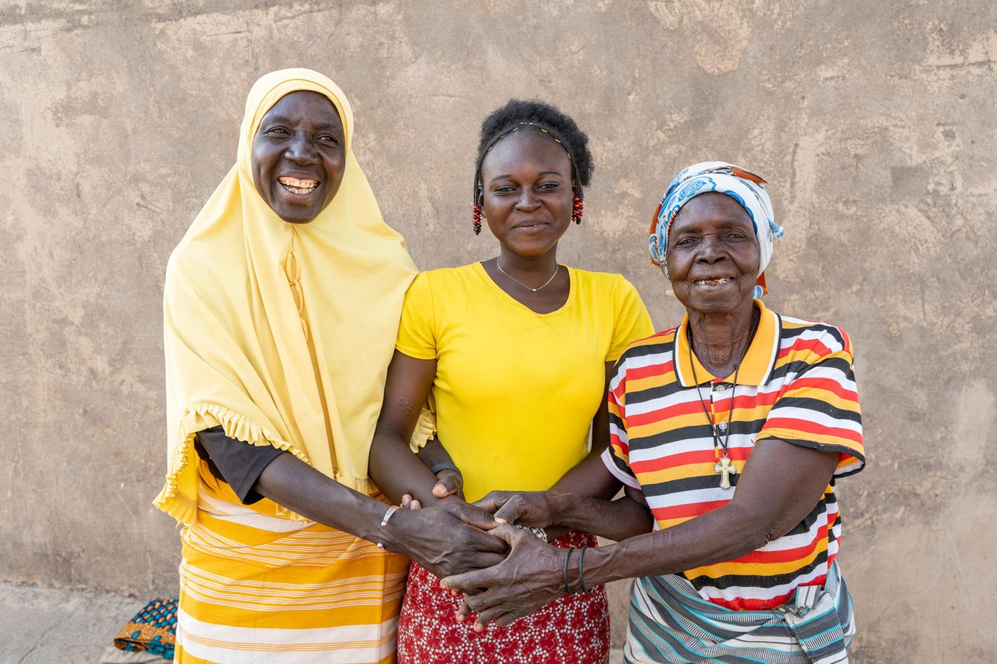 Burkina Faso Die 18-jährige Nassiratou mit ihrer Mutter Aminata (60) und Großmutter Marie (76) in Burkina Faso